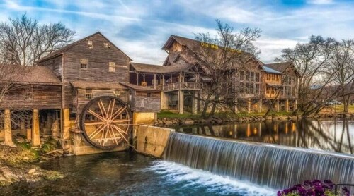 *Gorgeous Cabin w/ VIEWS + Hot Tub! SLEEPS 6!*