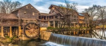 *Gorgeous Cabin w/ VIEWS + Hot Tub! SLEEPS 6!*