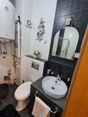 Shower, hair dryer, towels, soap - City Center Boutique Apartment (Skopje)
