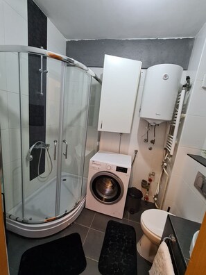 Dusche, Haartrockner, Handtücher, Seife