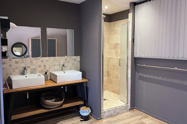 Design Double Room, 1 Queen Bed (Chambre No 4) | Bathroom | Shower, rainfall showerhead, hair dryer, towels
