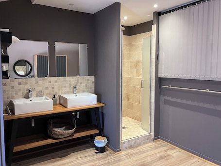 Design Double Room, 1 Queen Bed (Chambre No 4) | Bathroom | Shower, rainfall showerhead, hair dryer, towels. Le Numéro 15