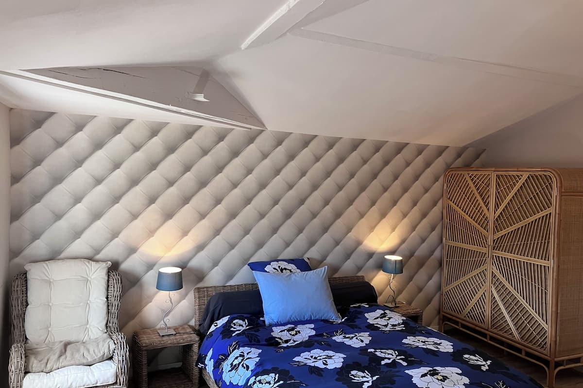 Comfort tweepersoonskamer, 1 queensize bed (Chambre No 3) | Individueel gemeubileerd, gratis wifi, beddengoed