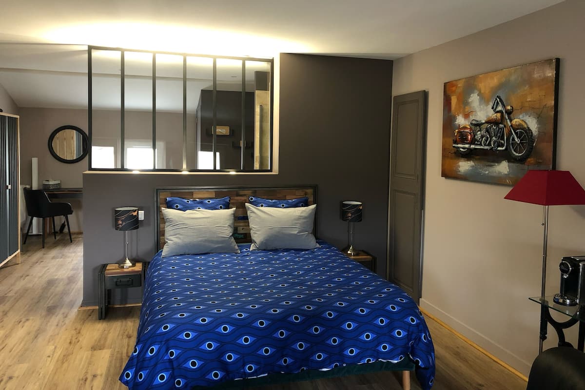 Design tweepersoonskamer, 1 queensize bed (Chambre No 4) | Individueel gemeubileerd, gratis wifi, beddengoed