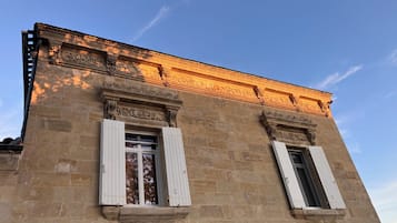 Vista frontal de la propiedad