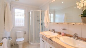 Shower, hair dryer, towels