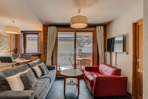 TV - Apartment le Paradis 2 - Alpes Agency - Central Chamonix - Sleeps 4-5 (Chamonix-Mont-Blanc)