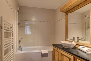 Bañera con ducha, secador de pelo, toallas