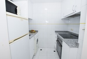 Refrigerador, microondas, horno y cafetera y tetera