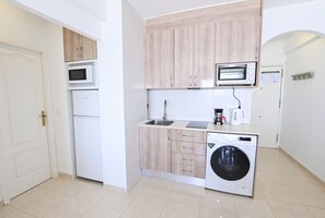 Réfrigérateur, micro-ondes, plaque de cuisson, cafetière/bouilloire