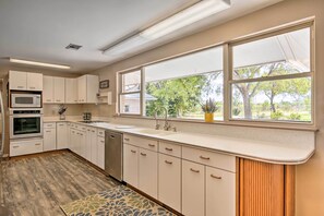 Fridge, microwave, stovetop, dishwasher - Riverfront Family Home: Yard, Orchard, Dock! (Los Fresnos)