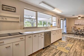 Fridge, microwave, stovetop, dishwasher - Riverfront Family Home: Yard, Orchard, Dock! (Los Fresnos)