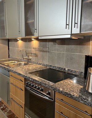 Frigorífico, microondas, horno y placa de cocina