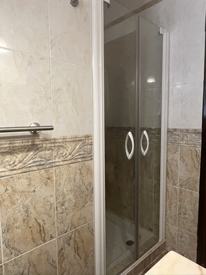 Baignoire, sèche-cheveux, papier toilette
