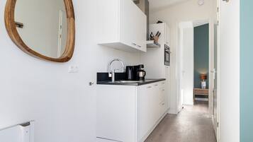 Een koelkast, een magnetron, een kookplaat, een vaatwasser