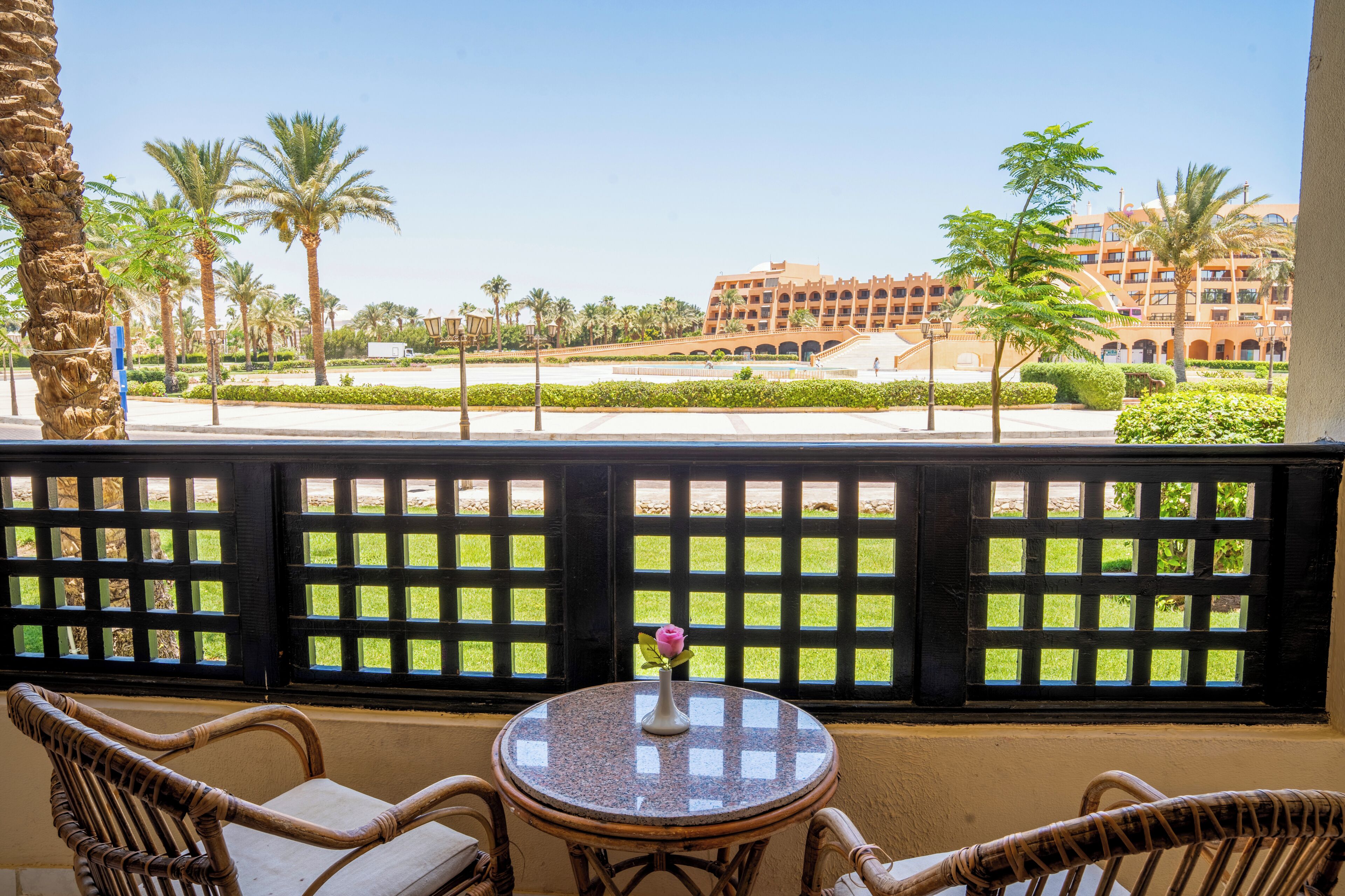 Dobbeltrom – deluxe, hageutsikt | Sengetøy av topp kvalitet, safe på rommet, blendingsgardiner og wi-fi