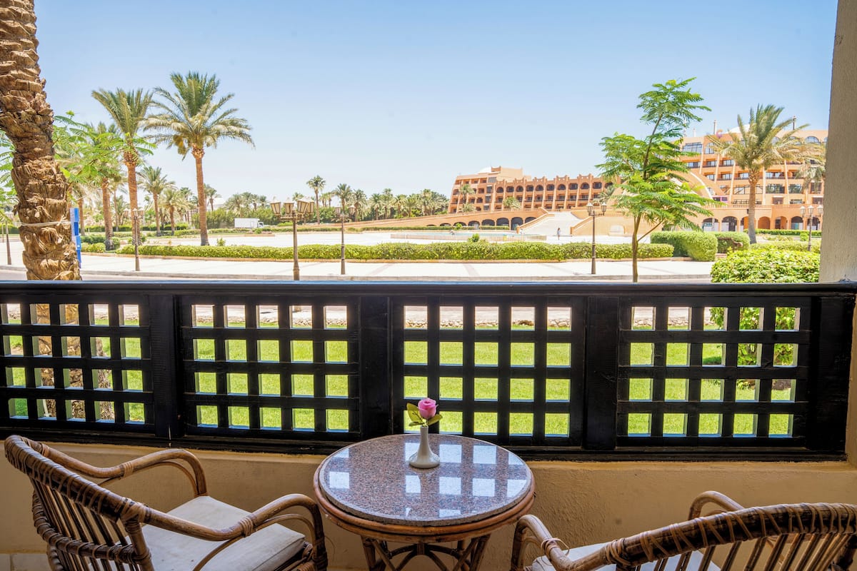 Deluxe King Garden View | Premium bedding, in-room safe, blackout drapes, WiFi