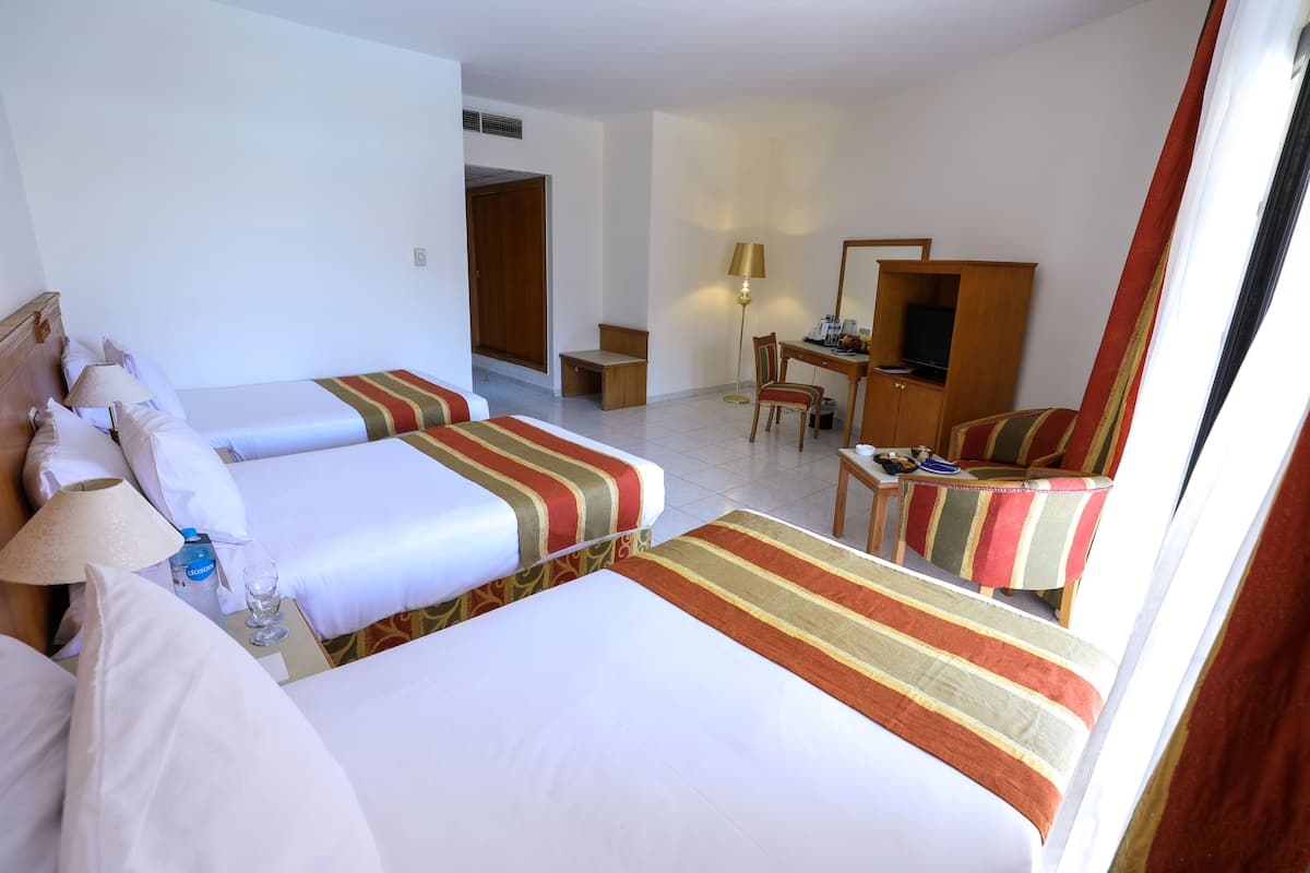 Ropa de cama de alta calidad y caja de seguridad en la habitación