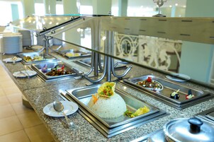 Montaje de bufé con diferentes alimentos y utensilios.