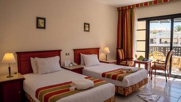 Kamar Double Superior, pemandangan kolam renang | Seprai premium, brankas, tirai kedap cahaya, dan Wi-Fi