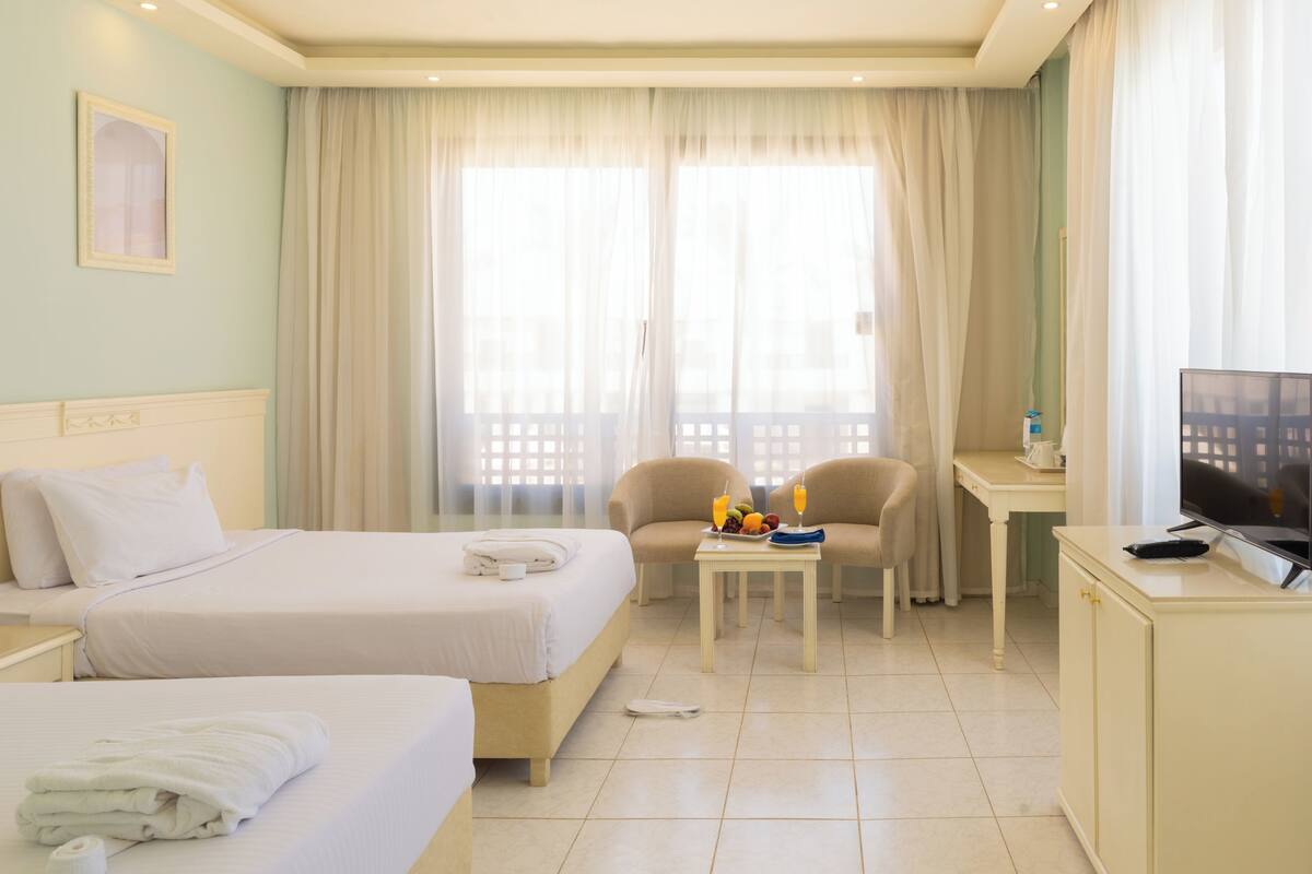 Premium bedding, in-room safe, blackout drapes, WiFi