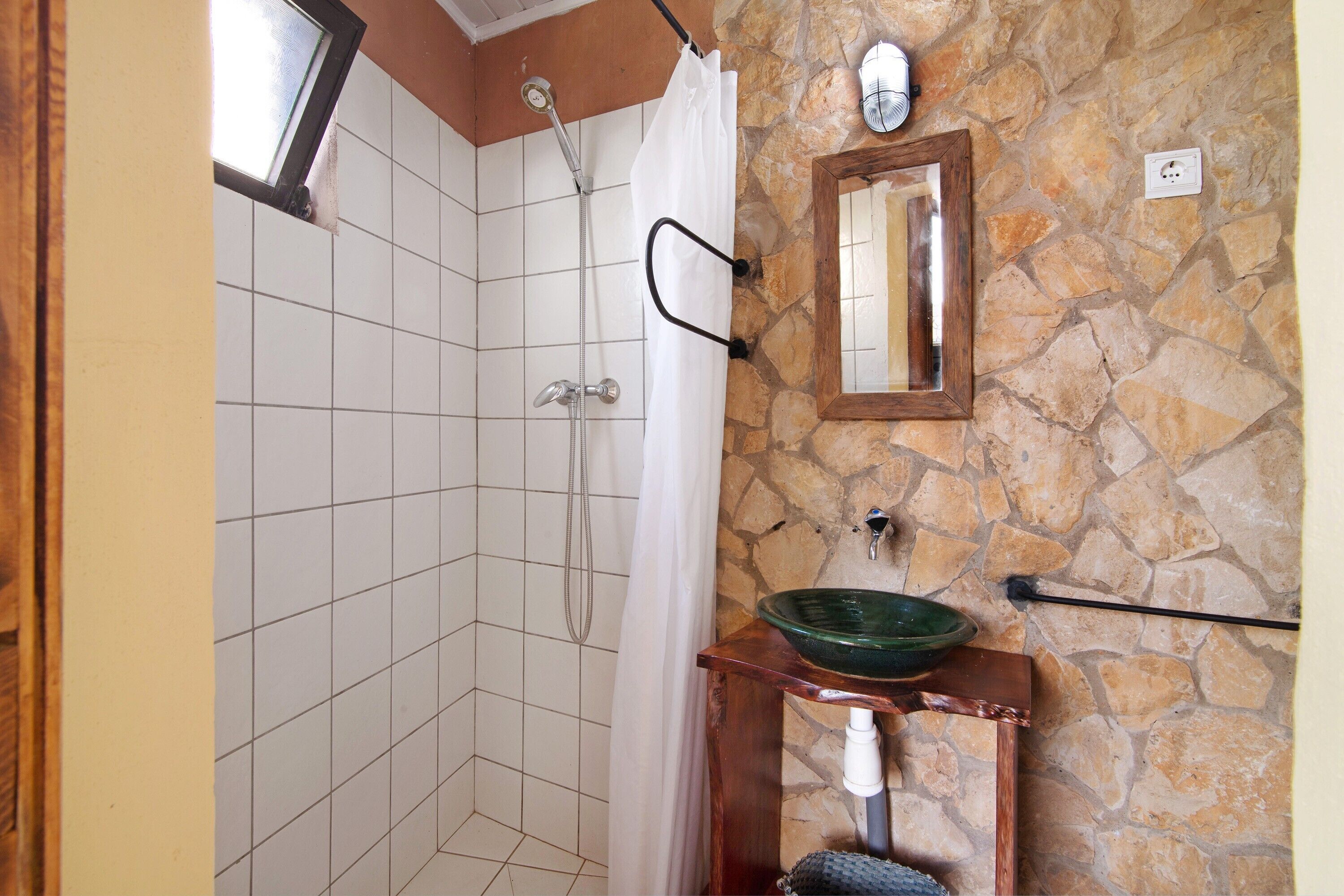 Douche, sèche-cheveux, serviettes fournies