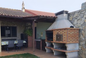 Outdoor dining - Holiday Home 'Casa Rústica' with Pool and Wi-Fi (Silves)