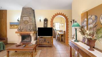 Télévision, cheminée, table de tennis de table