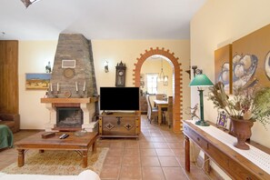 TV, fireplace, table tennis - Holiday Home 'Casa Rústica' with Pool and Wi-Fi (Silves)