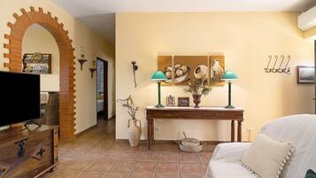 Télévision, cheminée, table de tennis de table