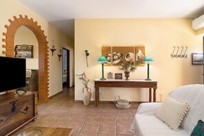TV, fireplace, table tennis - Holiday Home 'Casa Rústica' with Pool and Wi-Fi (Silves)