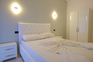 Habitación cuádruple, vistas al mar | Wifi gratis y ropa de cama