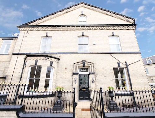 "Birchfield" - close to city centre, 4-bed ensuite