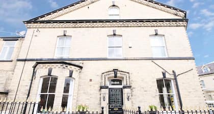 "Birchfield" - close to city centre, 4-bed ensuite