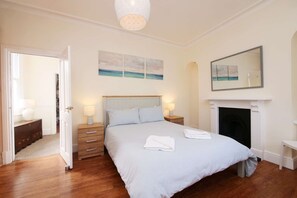 4 slaapkamers, een strijkplank/strijkijzer, reisbedje, wifi