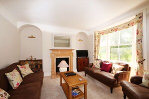 TV, books, music library - Stodham House Quirky Central Townhouse, 4 beds sleeps up to 9 (York)