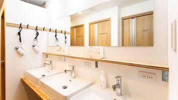 Slaapzaal, gemengd | Badkamer