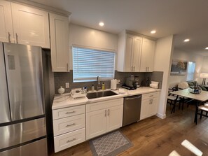 冷蔵庫、電子レンジ、オーブン、コンロ