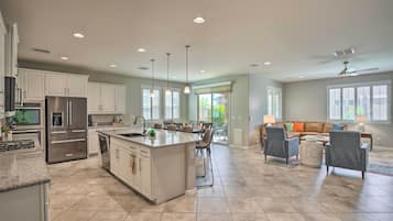 Frigorífico, microondas, placa de cocina y lavavajillas