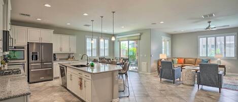 Frigorifero, microonde, piano cottura, lavastoviglie