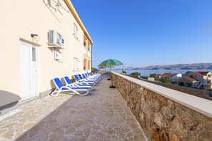 Property grounds - Holiday apartmant Anabella with pool Top 1 (Ribarica)