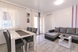 TV - Holiday apartmant Anabella with pool Top 1 (Ribarica)