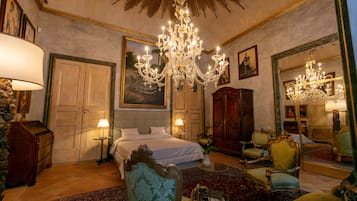 Free minibar, in-room safe, blackout drapes, free WiFi