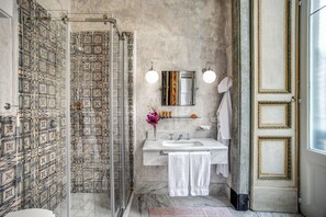 Dusche, Regendusche, Designer-Toilettenartikel, Haartrockner