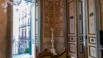 Deluxe Room | Free minibar, in-room safe, blackout drapes, free WiFi