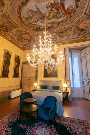 Minibar (inkludert), safe på rommet og blendingsgardiner