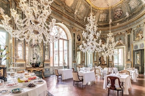 Free daily buffet breakfast - Palazzo Doria Napoli (Naples)