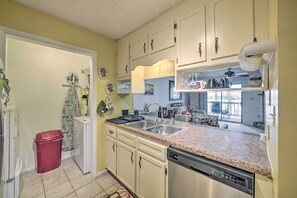 Kjøleskap, mikrobølgeovn, kokeplater og oppvaskmaskin