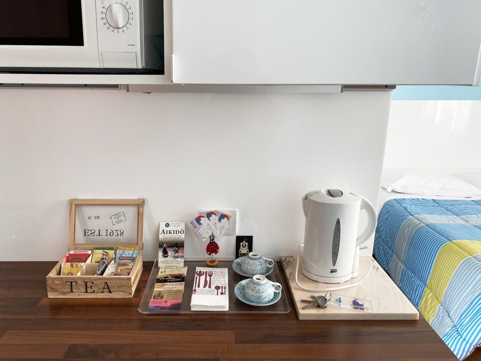 Frigorifero, microonde, macchina per tè/caffè, bollitore elettrico