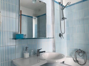 Combined shower/bathtub, jetted bath, hair dryer, bidet - Luna Rossa Guest House Blue Double room with jacuzzi (ROMA)